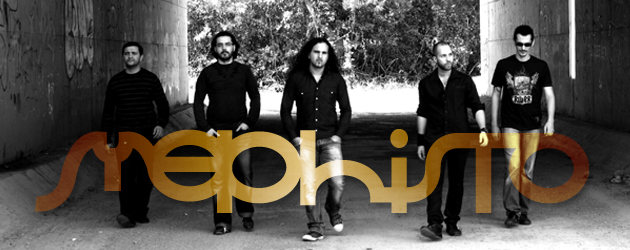 les 5 membres de Méphisto de front, en noir et blanc, le logo du groupe incrusté